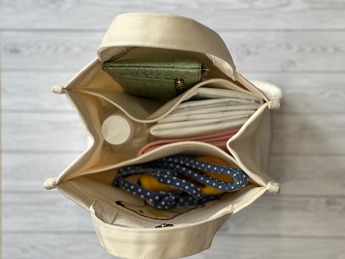 トートバッグに散歩に必要な物を入れて上から中身が見えた写真